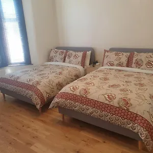 London Luxury 2 Bedroom Flat 5min Walk From Overground, With Free Wifi, Free Parking-sleeps X6 Ilford